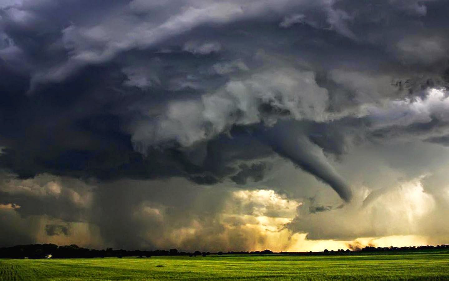 8 nascent-tornado-clouds-dark-awesome.jpg