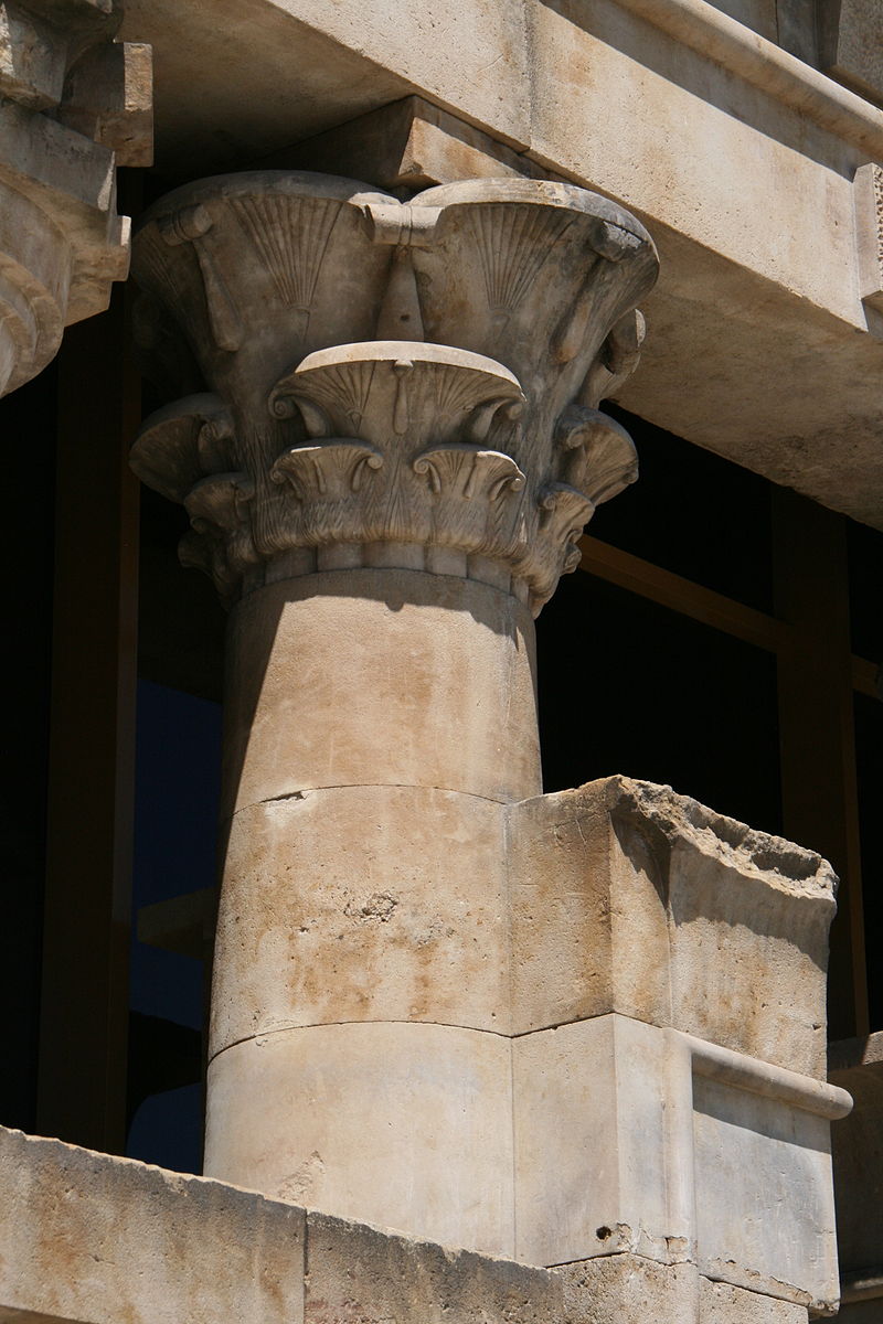 800px-Columnas-Templo_Debod.jpg