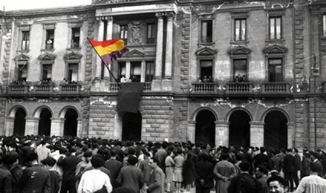 bandera-republicana-izada-en-eibar-foto-archivo-del-ayuntamiento (1).jpeg