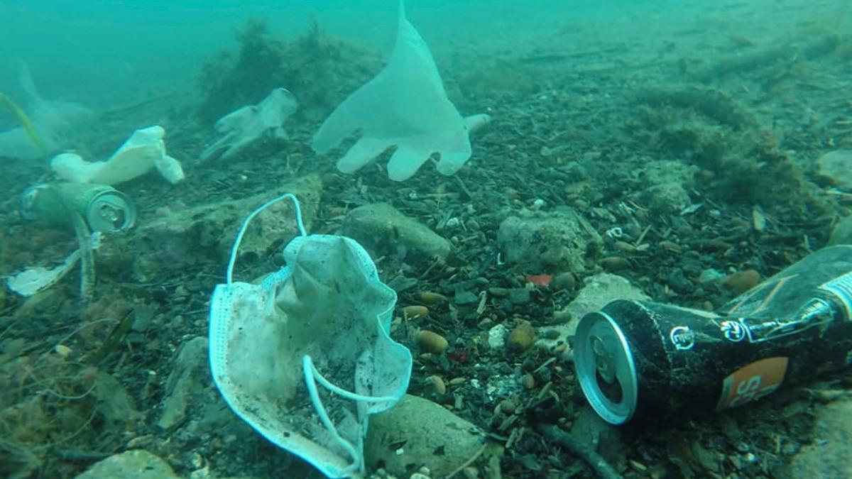 gloves-facemask-pollution-underwater-2000x1125-1.jpeg