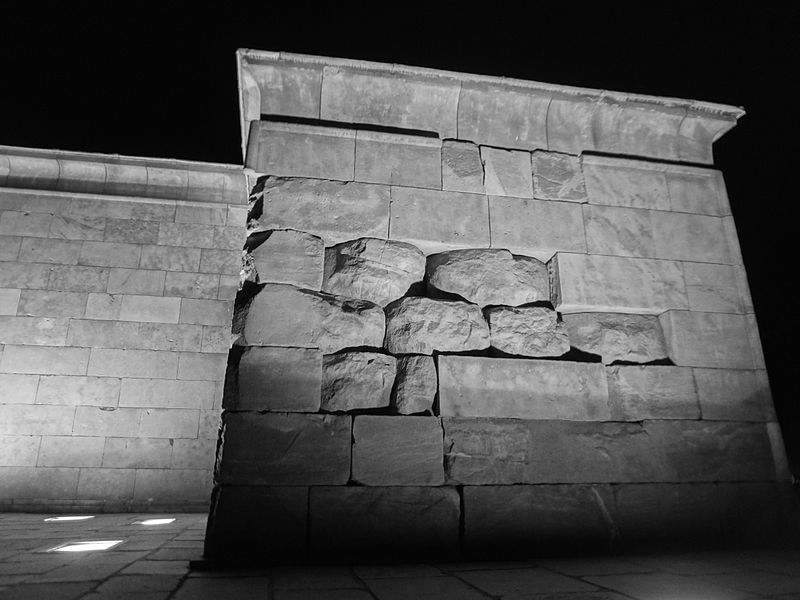July_2014_Temple_of_Debod_in_Madrid,_Spain_'_Photographed_at_Night_in_black_and_white.JPG