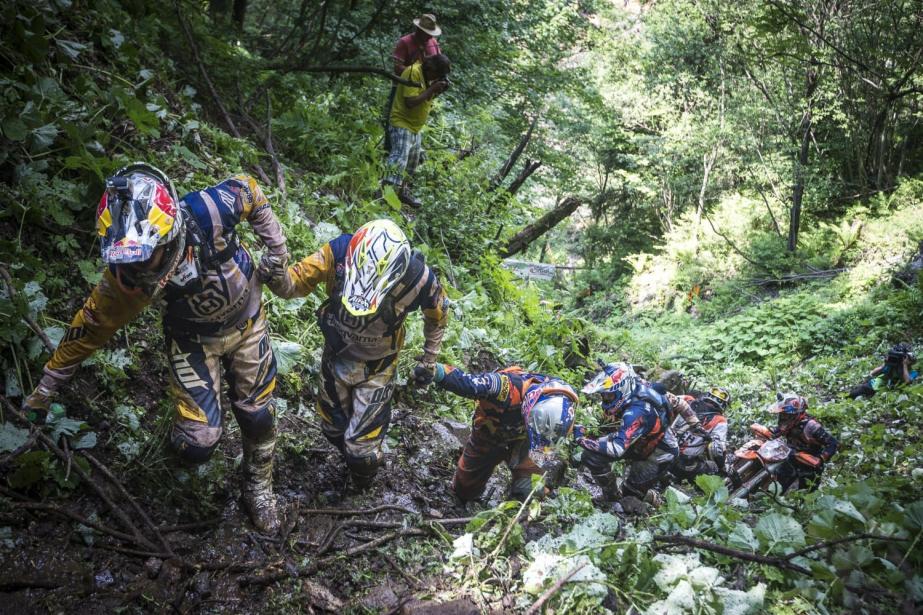 Click image for larger version  Name:	riders-stuck-on-the-downtown-section-of-the-erzbergrodeo-2015-hard-enduro.jpg Views:	0 Size:	161.8 KB ID:	18120136