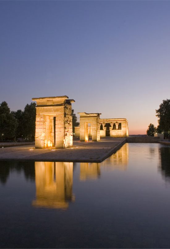 templo-de-debod-durante-la-noche__550x807.jpg