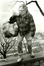 Burlington mayor Bernie Sanders picking up trash after first election victory in 1981.png